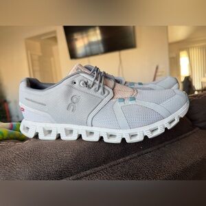 On Running Women's Light Gray Athletic Shoes